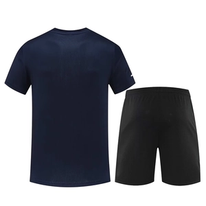 Vue arrière de l'ensemble de sport pour homme avec t-shirt bleu marine et short noir séchage rapide