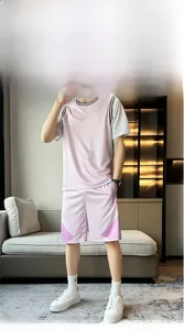 Détail du t-shirt de sport rose respirant avec col rayé et motif graphique imprimé