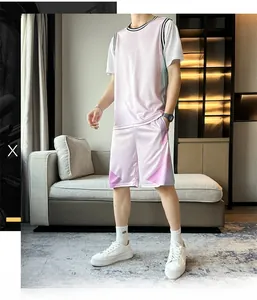 Détails du tissu du maillot de basket dégradé rose et du col rayé en gros plan