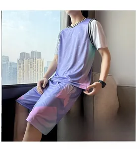 Vue détaillée de l'ensemble de basket violet montrant le tissu en maille et la texture sport