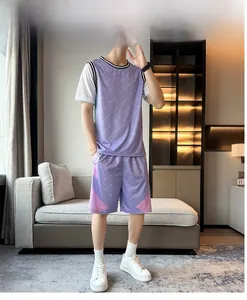 Détails de l'ensemble de sport violet avec texture mesh et empiècements roses