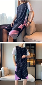 Vue détaillée du tissu mesh respirant et du motif géométrique tricolore sur le maillot sport