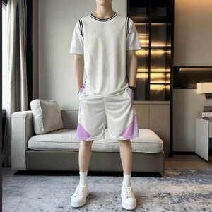 Ensemble de sport de basket pour homme blanc et violet avec imprimé et rayures