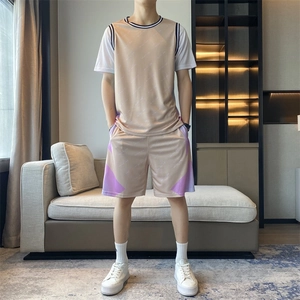 Ensemble de basket-ball beige pour homme avec manches contrastées et style streetwear chic