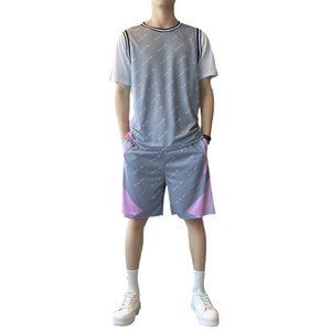 Ensemble de sport basket deux pièces pour homme avec t-shirt patchwork gris et short de sport