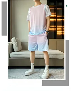 Détail de l'ensemble de sport dégradé rose et bleu avec manches contrastées blanches
