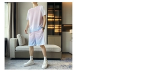 Détail d'un ensemble sport homme avec dégradé rose à bleu et tissu en maille respirante