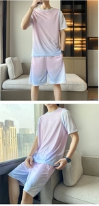 Détail du motif dégradé rose et bleu clair sur le tissu de sport à séchage rapide