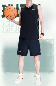 Détail de l'ensemble maillot de basket noir avec bandes latérales et texte sport