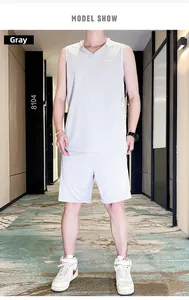 Détail d'un ensemble de sport gris à col en V séchage rapide avec logo SPORT blanc