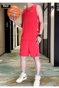 Détail de l'ensemble de basket rouge pour homme en tissu respirant avec texte SPORT