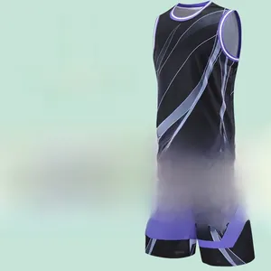 Détail d'un ensemble de basket pour homme respirant avec liseré violet sportif