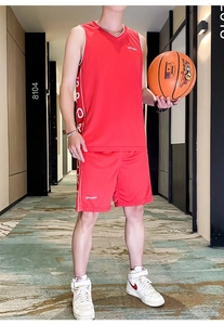 Détail d'une tenue de basket-ball rouge en maille à séchage rapide pour hommes