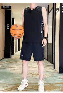 Détail de l'ensemble de basket noir respirant avec inscription SPORT et bandes blanches
