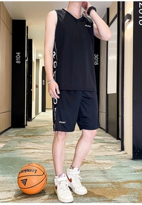 Détail du maillot de basket noir et short avec bordures blanches contrastées et imprimés