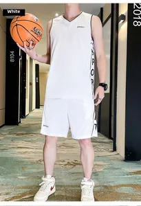 Détail du maillot de basket en mesh blanc respirant avec inscription SPORT et rayures