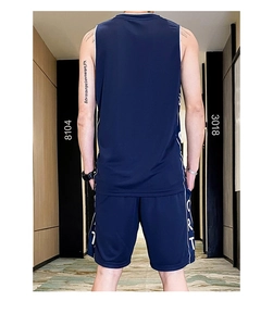 Vue arrière de l'ensemble de sport bleu foncé pour homme avec débardeur et short respirant