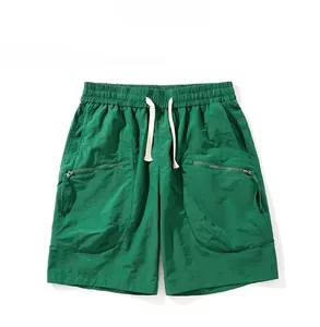 Dunkelgrüne schnelltrocknende Cargo-Shorts mit elastischem Bund und Metall-Reißverschlusstaschen