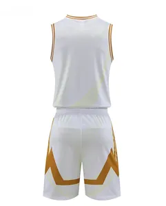 Vue arrière de l'ensemble de basket-ball blanc et doré en mesh respirant à motifs