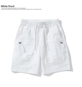Detailansicht weißer Cargo-Shorts mit elastischem Tunnelzugbund und Reißverschlusstasche