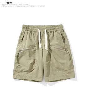 Detaillierte Nahaufnahme der Khaki Cargo-Shorts mit Reißverschlusstaschen und elastischem Bund