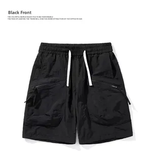 Details von schwarzen schnelltrocknenden Cargo-Shorts mit Kordelzug und Reißverschlusstaschen