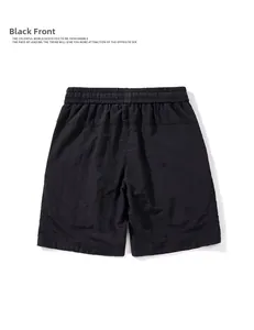 Detailansicht der Rückseite schwarzer schnelltrocknender Cargo-Shorts mit sauberer Nahtführung