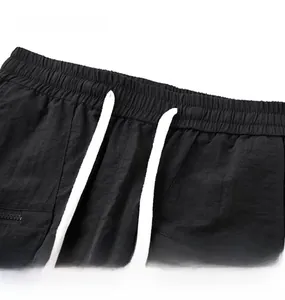 Makrodetail der Herren Cargo-Shorts mit elastischem Bund und weißem Kordelzug