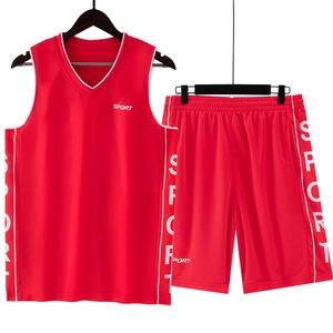 Ensemble de sport rouge pour homme comprenant un débardeur à col en V et un short assorti