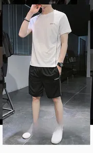 Détail du t-shirt de sport blanc et short noir en tissu respirant à séchage rapide