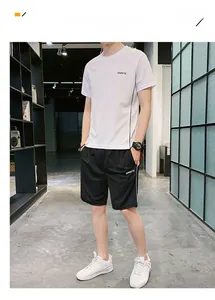 Détail du t-shirt de sport à séchage rapide et du short en tissu respirant
