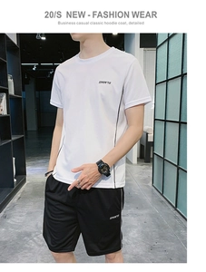 Détail du t-shirt de sport blanc et du short noir à séchage rapide avec imprimés