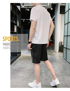 Vue arrière du t-shirt de sport blanc pour homme et du short noir à rayures