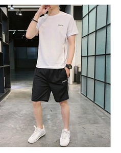 Détail du t-shirt de sport blanc et du short noir avec un tissu respirant et léger