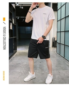 Détail du t-shirt blanc à séchage rapide et du short noir avec logo de sport