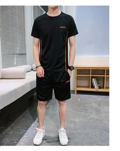 Détail de l'ensemble de sport noir pour hommes avec bandes orange et logo SPORTS imprimé