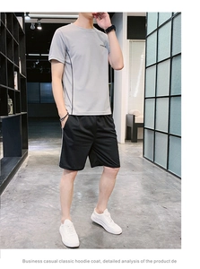 Détail du t-shirt de sport gris pour homme avec rayures et short athlétique noir