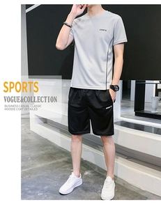 Détail d'un t-shirt de sport gris clair et d'un short noir avec imprimé texte
