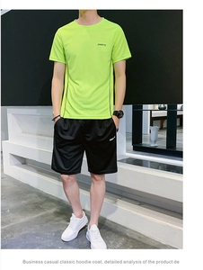 Détail du t-shirt de sport vert néon avec short montrant la texture du tissu mesh