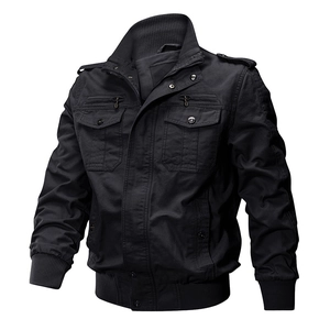 Détail de la veste noire en coton avec col montant et poches tactiques à rabat