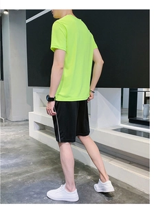 Vue arrière d'un t-shirt de sport vert néon à séchage rapide et d'un short noir