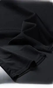 Gros plan sur le tissu en maille respirante noire et coutures de vêtements de sport homme