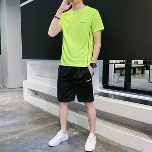 Ensemble de sport homme avec t-shirt vert néon et short noir, tenue de fitness séchage rapide
