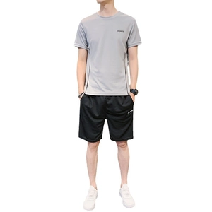 Ensemble de sport pour homme avec t-shirt gris clair et short de course noir respirant