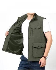 Detailansicht der militärgrünen Angelweste mit atmungsaktivem Netzfutter und Taschen