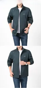 Détails de la veste d'extérieur vert foncé avec logo, fermeture éclair et poignets