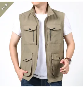 Detailansicht der khakifarbenen Angelweste mit vielen Taschen und Reißverschlüssen