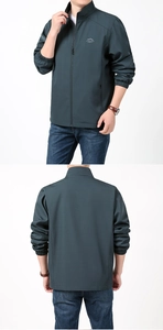 Détail d'une veste décontractée bleu sarcelle avec col montant et fermeture éclair