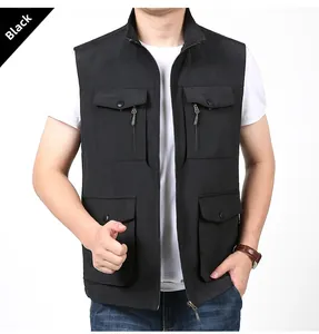 Detailansicht der schwarzen Outdoor-Angelweste mit vielen Taschen und Reißverschlüssen