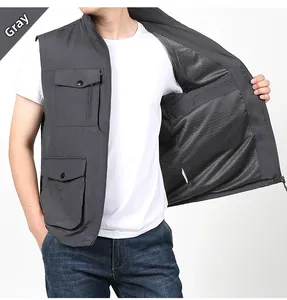 Detailansicht einer grauen Anglerweste mit vielen Taschen, Reißverschluss und Netzfutter